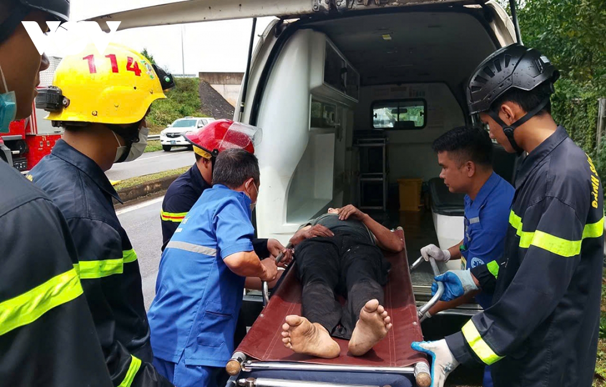 Đà Nẵng: Giải cứu tài xế mắc kẹt trong canbin ô tô sau tai nạn giao thông