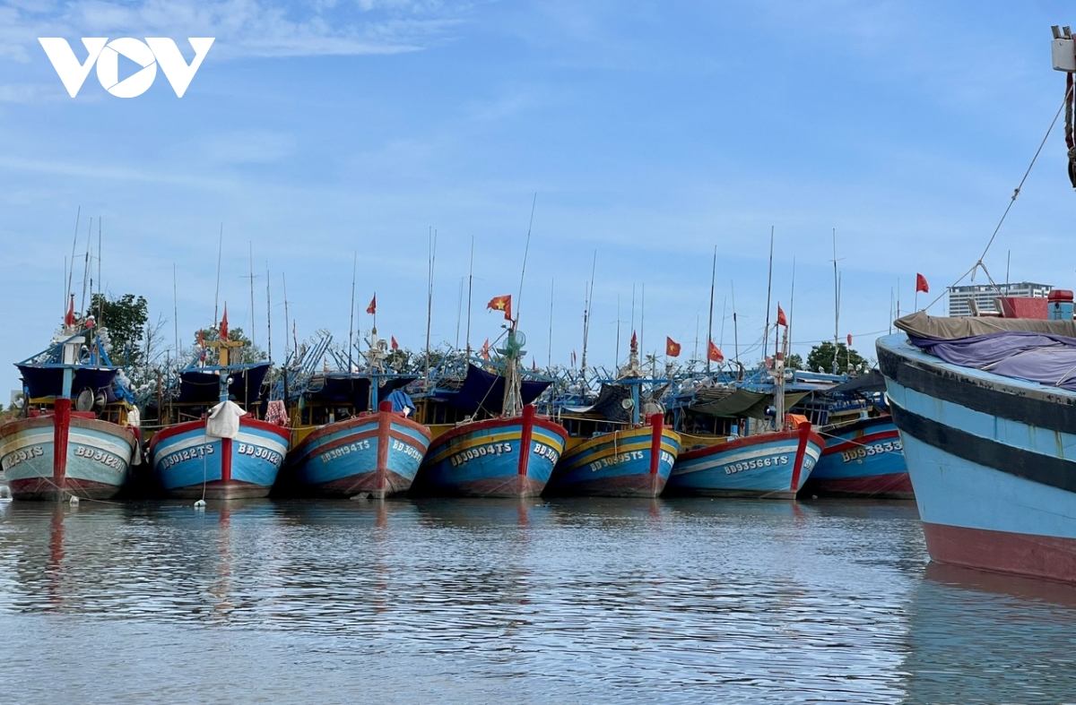 Ngư dân ở TP.HCM lo lắng vì giá dầu tăng cao