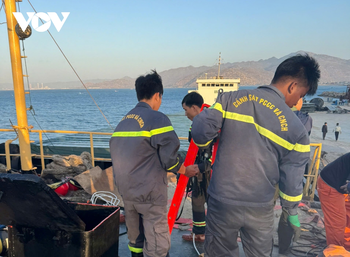 tai nan tren tau thuy cho hang o tinh khanh hoa, 3 nguoi tu vong hinh anh 1