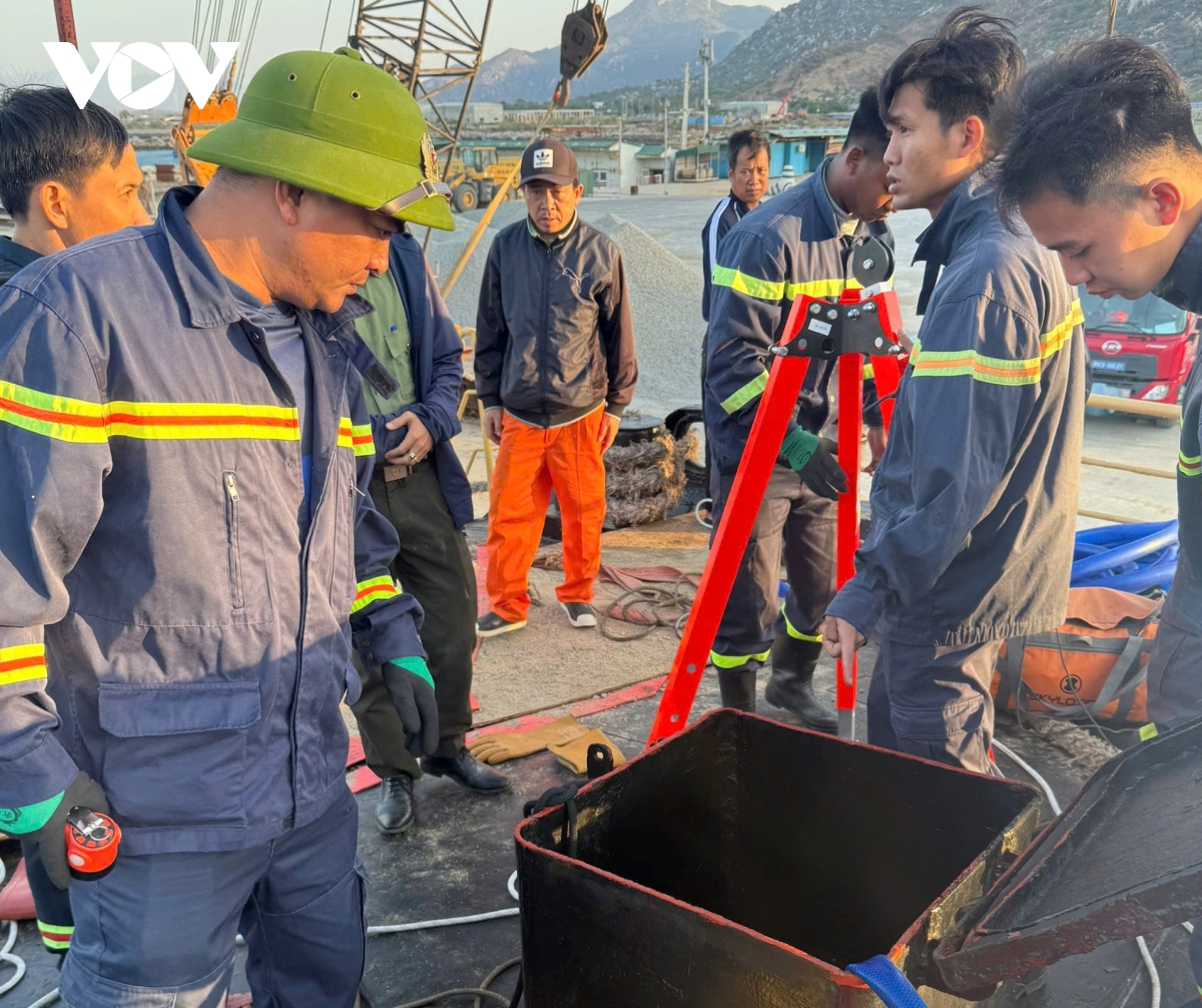 tai nan tren tau thuy cho hang o tinh khanh hoa, 3 nguoi tu vong hinh anh 2