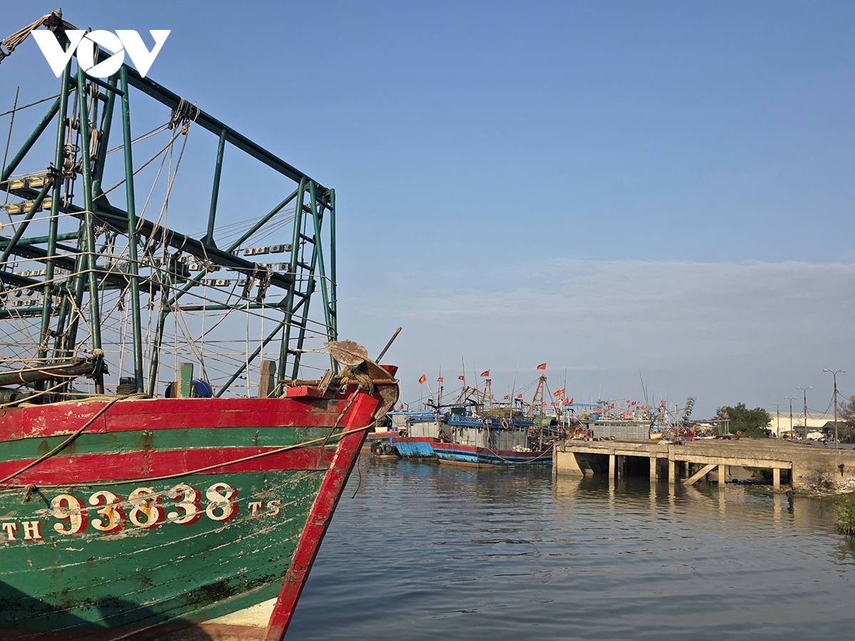 Tàu thuyền ngư dân Thanh Hóa nằm bờ chờ giá dầu ổn định