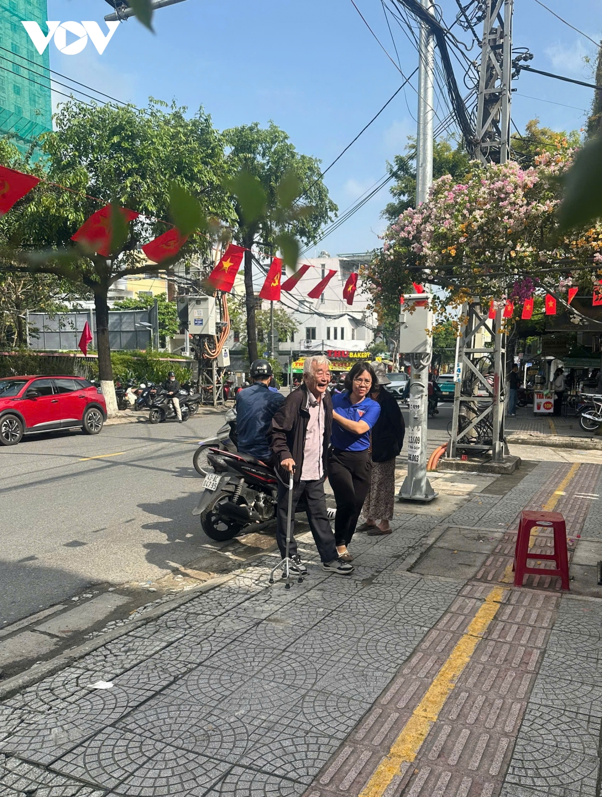 Tình nguyện viên góp phần làm nên thành công ngày bầu cử