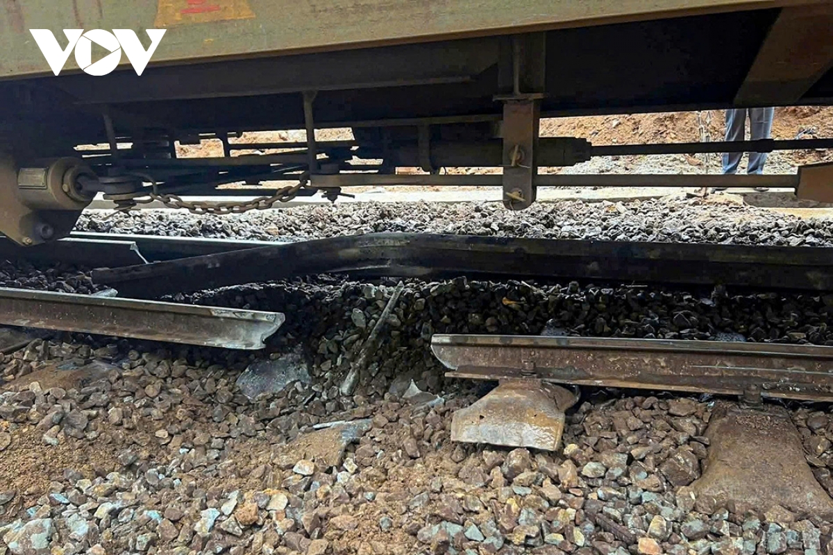 Duong sat bac nam da thong tuyen sau su co duong ray bi gay doan qua deo hai van hinh anh 1