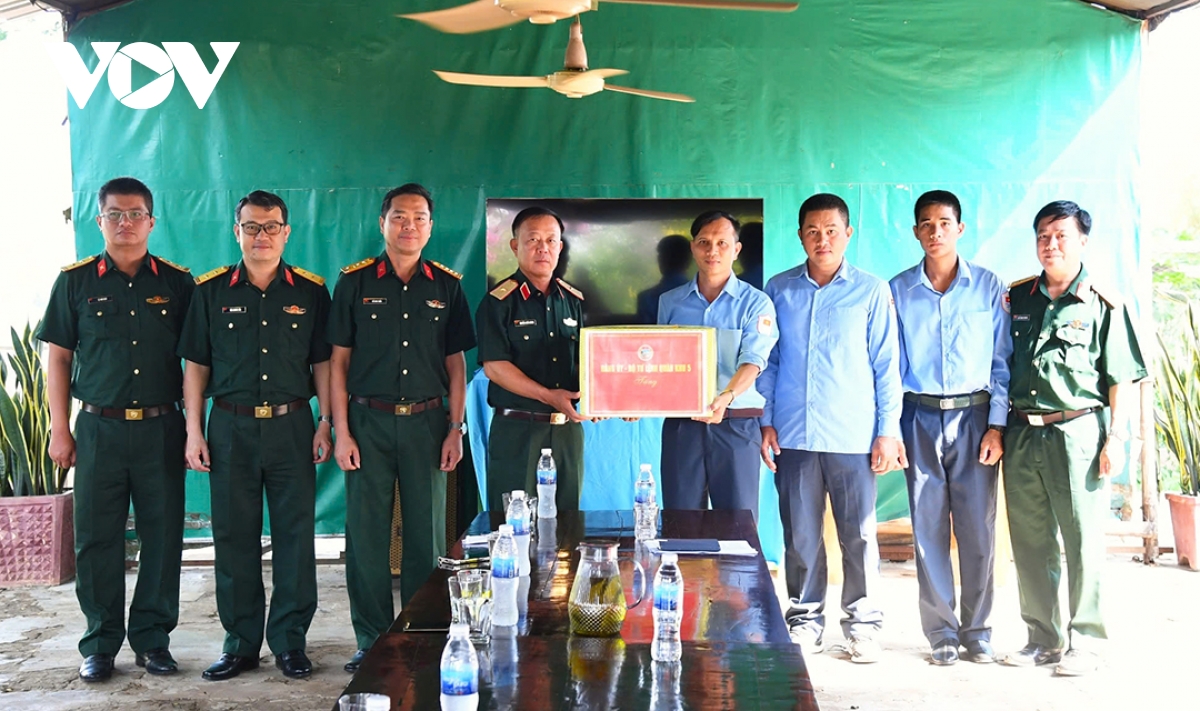 Lãnh đạo Bộ Tư Lệnh QK5 thăm, chúc Tết cổ truyền Chol Chnam Thmey tại Campuchia