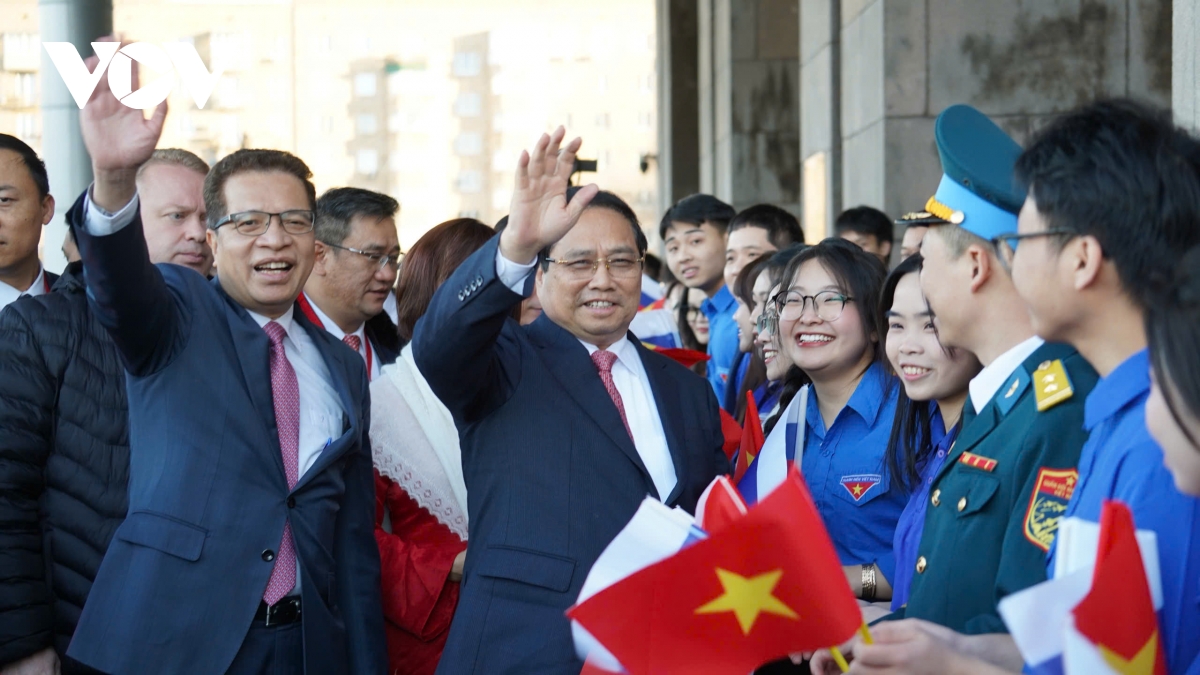 thu tuong pham minh chinh gap go cong dong nguoi viet nam tai lien bang nga hinh anh 1