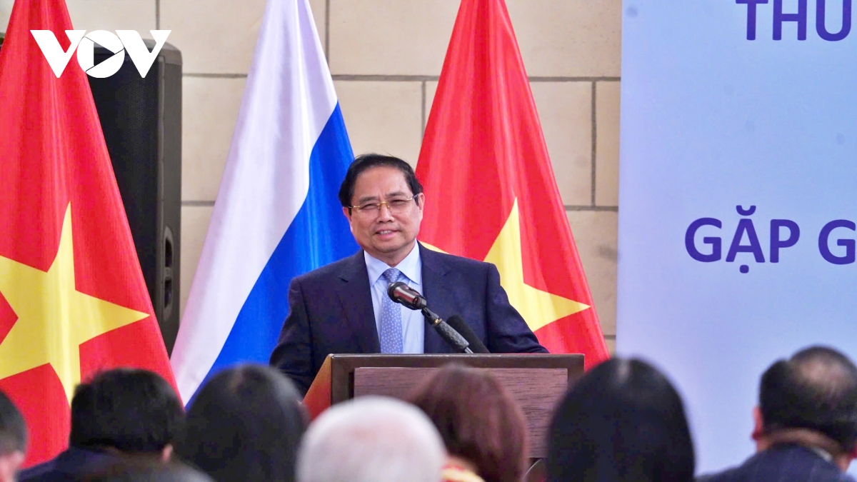thu tuong pham minh chinh gap go cong dong nguoi viet nam tai lien bang nga hinh anh 2
