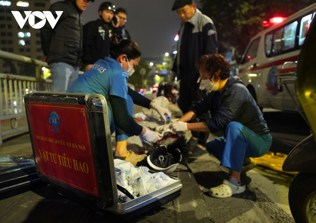 so cuu dung cach khi gap nguoi dot quy, ngung tim tren pho hinh anh 1