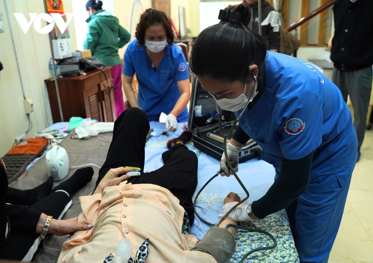 so cuu dung cach khi gap nguoi dot quy, ngung tim tren pho hinh anh 2