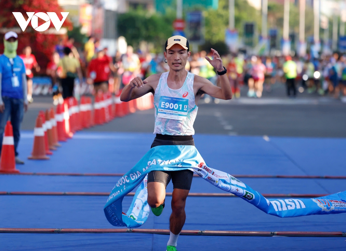 hoang nguyen thanh va nguyen thi oanh vo dich o tien phong marathon 2026 hinh anh 1