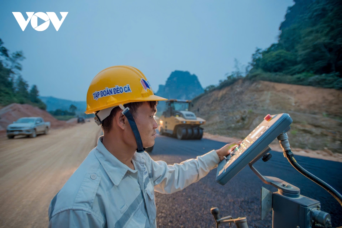 Công trường “không ngủ” giữa núi rừng: Cao tốc Đồng Đăng - Trà Lĩnh bứt tốc