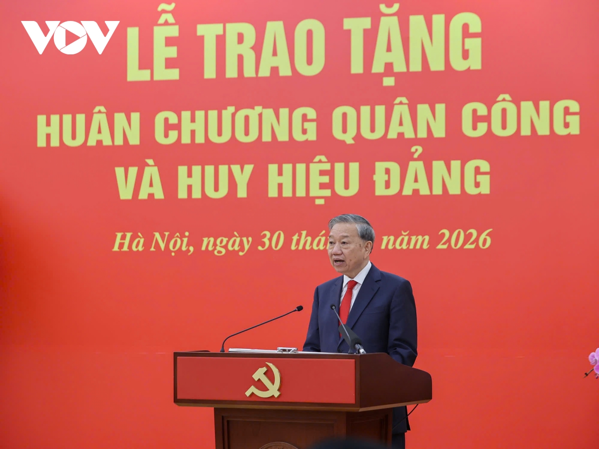 tong bi thu to lam du le trao tang huan chuong quan cong va huy hieu Dang hinh anh 4