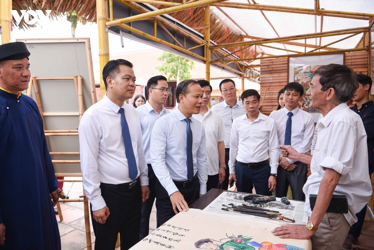 Dac sac trien lam tranh dan gian viet nam tai lang nghe Dong ho o bac ninh hinh anh 8