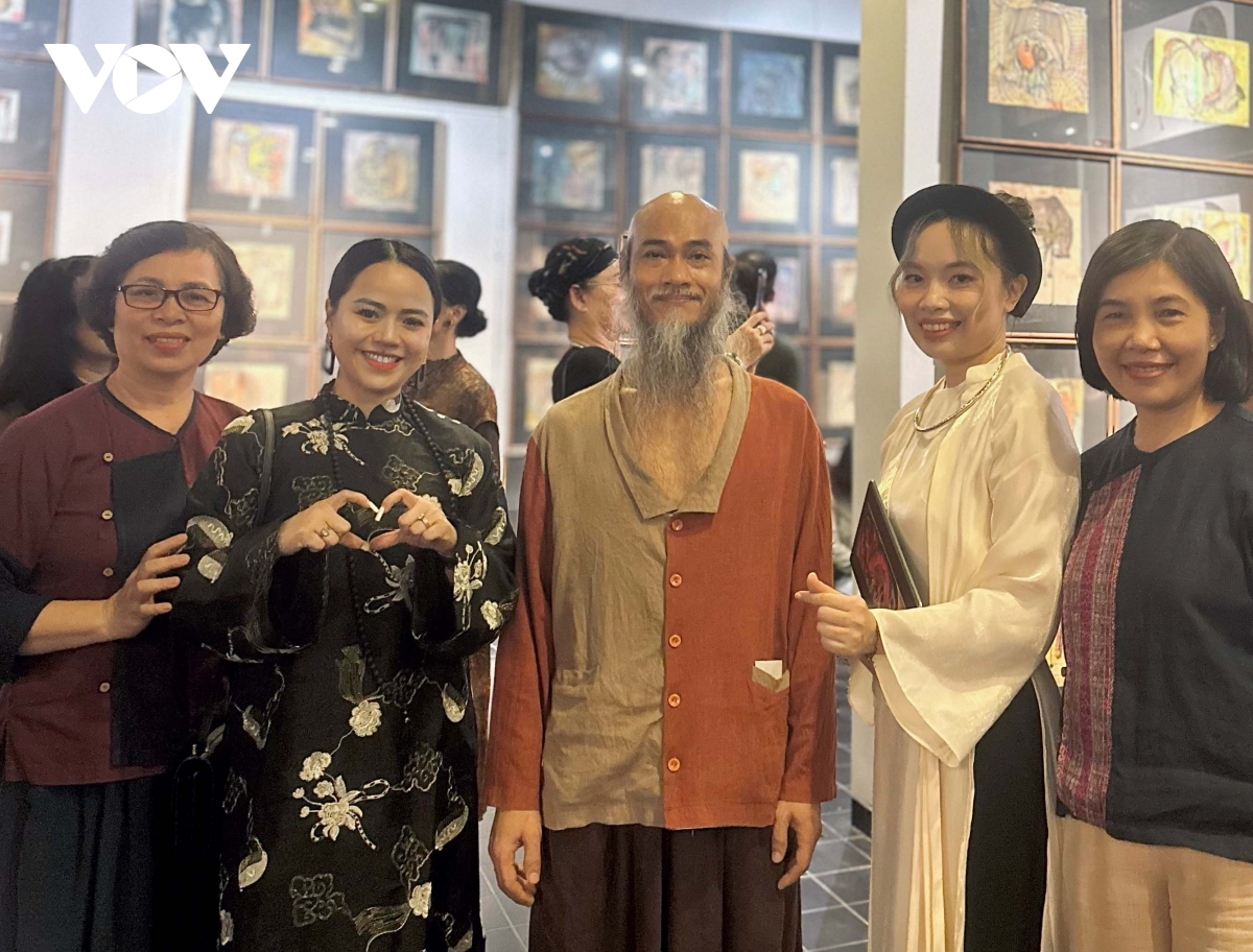 ngua trong tranh trinh thang hanh trinh cua tu do noi tam qua hoi hoa hinh anh 10