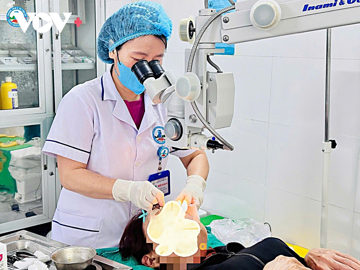 mat dau ngua di kham, hoang hot phat hien ran mu bam day dac tren long mi hinh anh 1