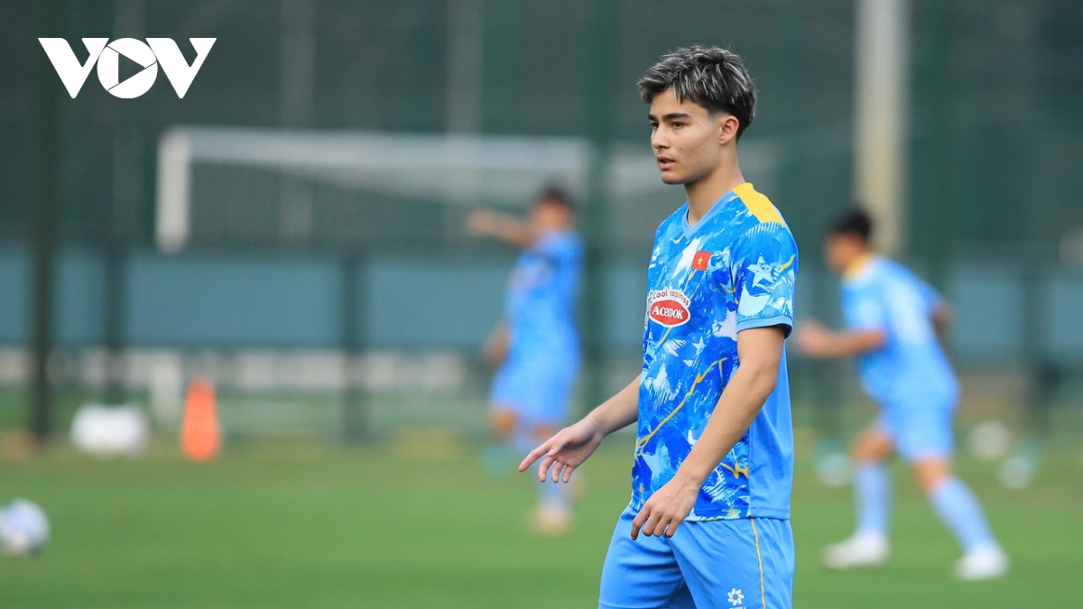 Cầu thủ Việt kiều Antonio Moric gây chú ý trong buổi tập đầu cùng U23 Việt Nam