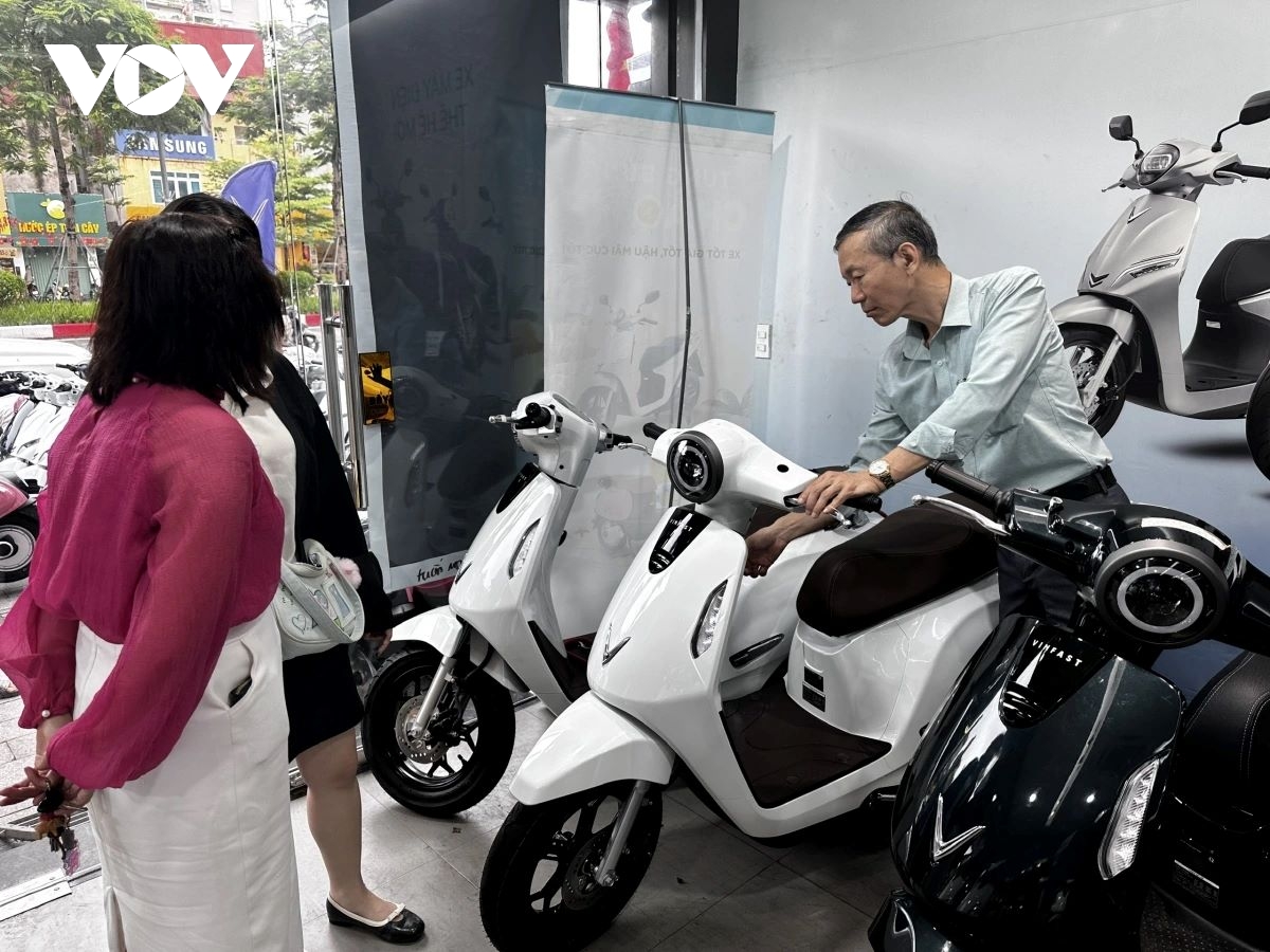 Electric motorbike sales surge in Hanoi as fuel prices rise