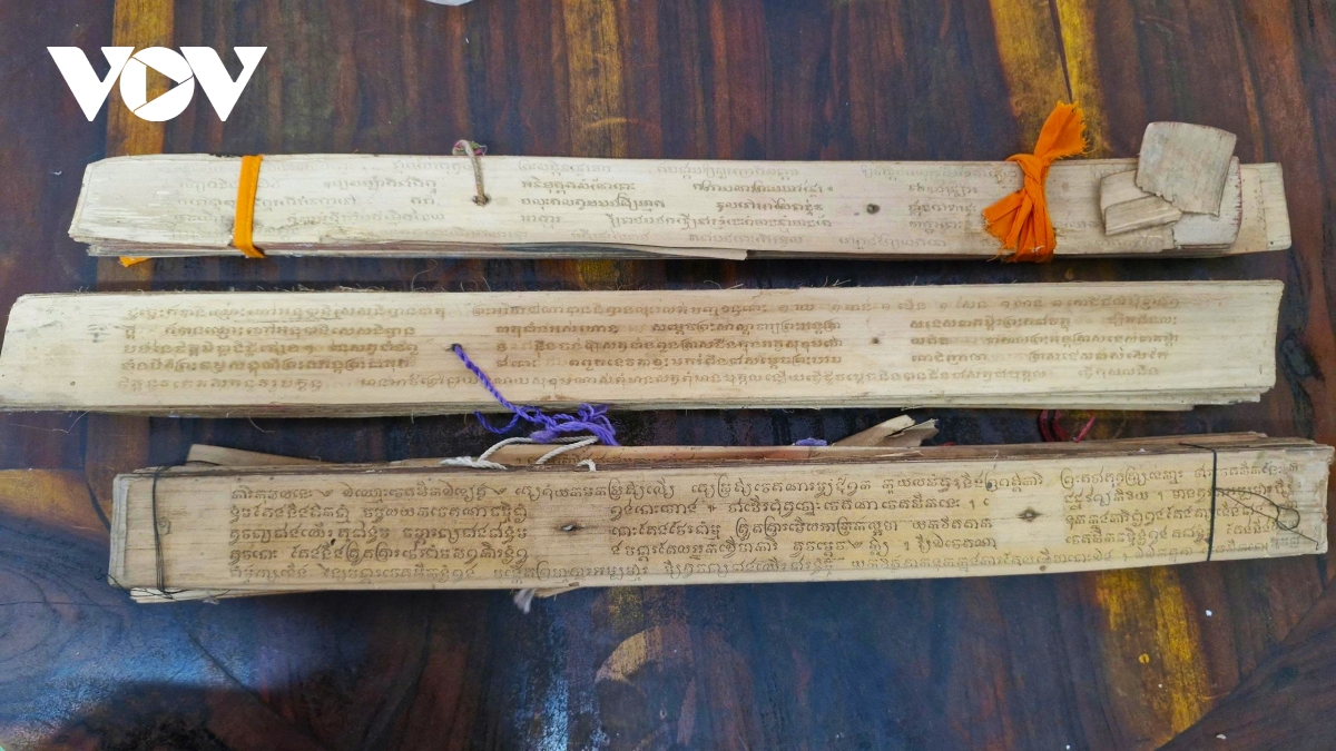 Lưu trữ báu vật sách lá buông trong các chùa lẫn cộng đồng dân tộc Khmer