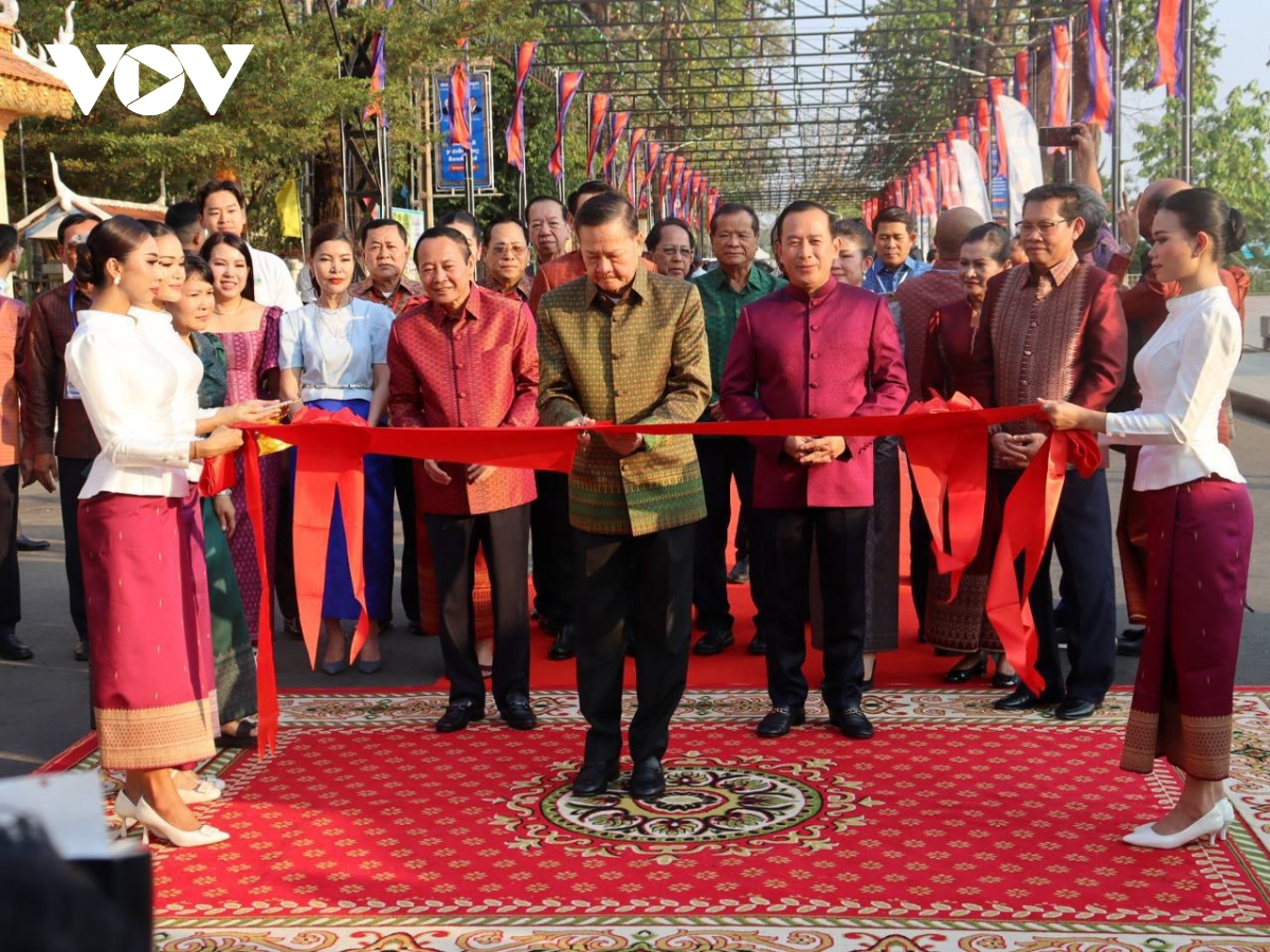 ron rang le hoi song kratie - que huong cua loai ca heo nuoc ngot quy hiem hinh anh 1