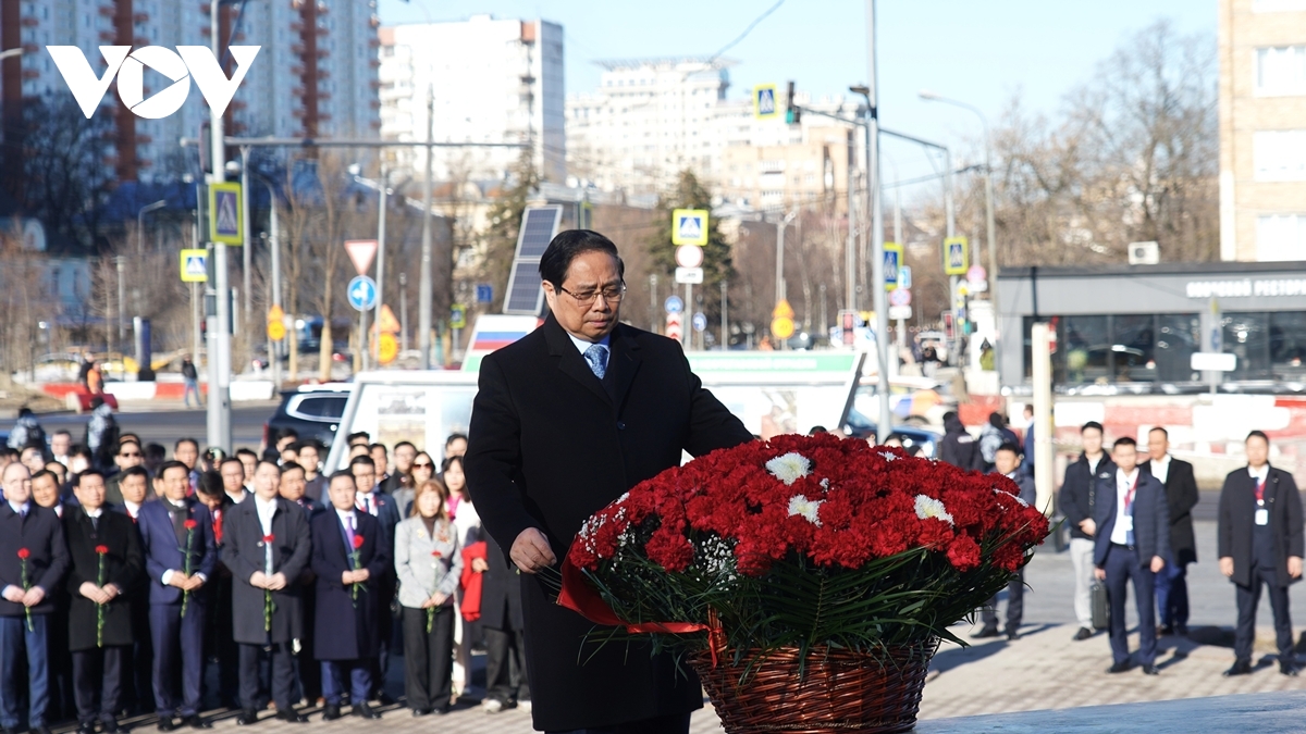 thu tuong pham minh chinh dat hoa tai tuong dai chu tich ho chi minh tai moscow hinh anh 1