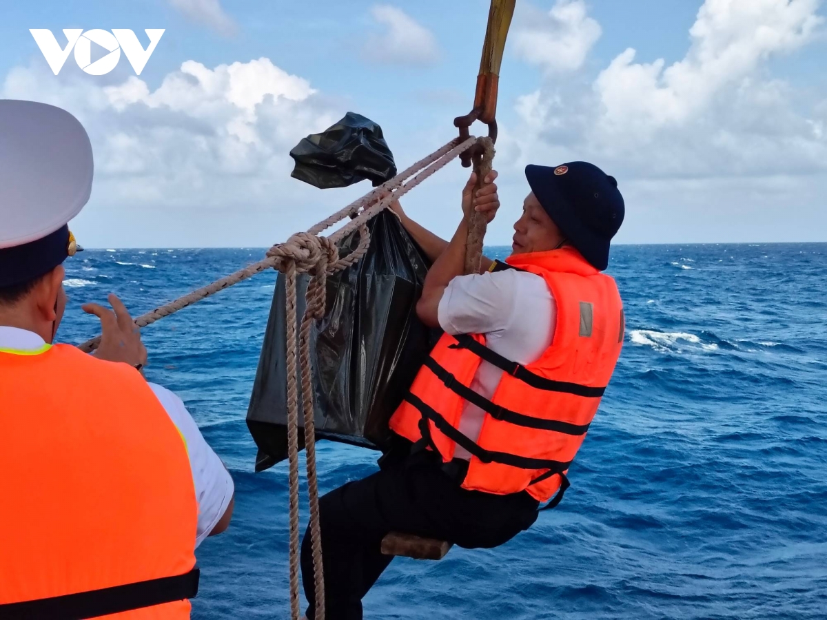 15 ngày vượt sóng, hoàn thành bầu cử sớm trên biển