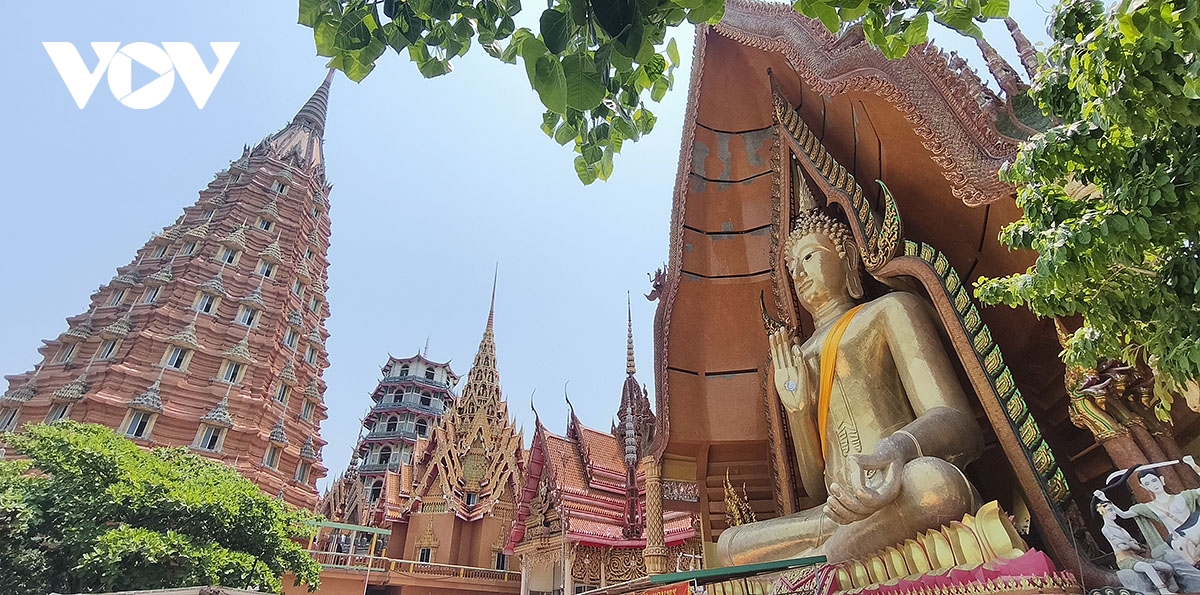 chua wat tham suea, ngoi chua linh thieng ky bi o phia tay xu so chua vang hinh anh 2