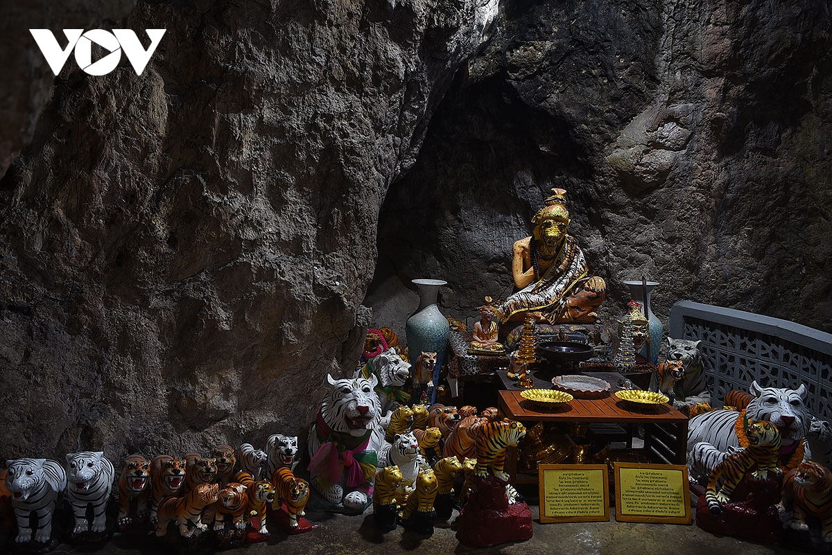 chua wat tham suea, ngoi chua linh thieng ky bi o phia tay xu so chua vang hinh anh 15