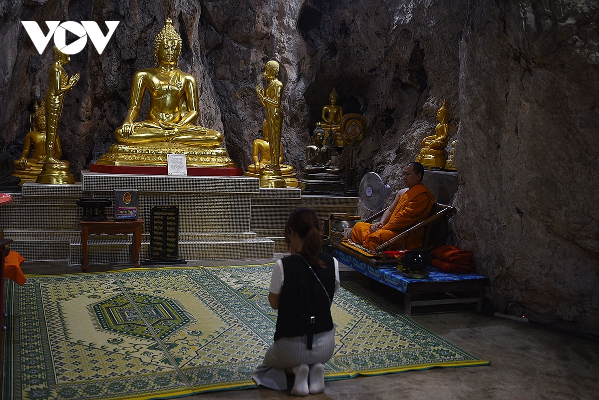 chua wat tham suea, ngoi chua linh thieng ky bi o phia tay xu so chua vang hinh anh 17