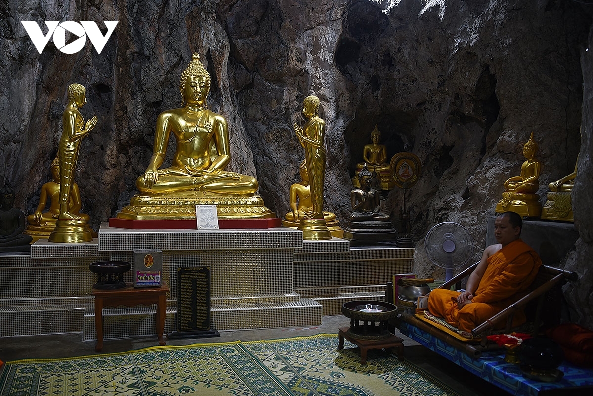 chua wat tham suea, ngoi chua linh thieng ky bi o phia tay xu so chua vang hinh anh 16