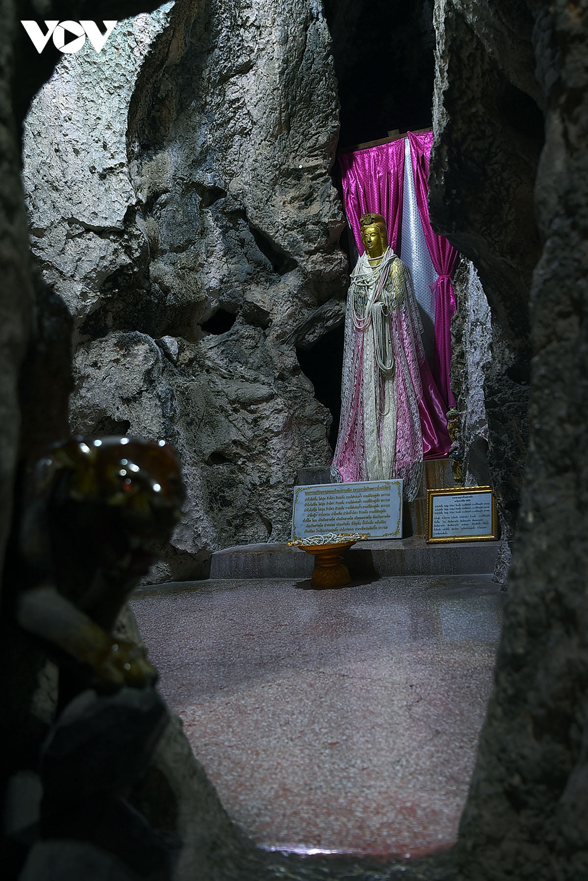 chua wat tham suea, ngoi chua linh thieng ky bi o phia tay xu so chua vang hinh anh 18