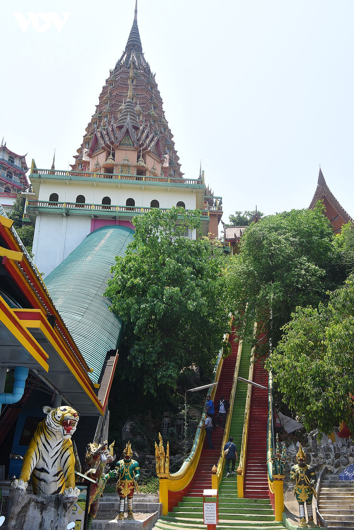 chua wat tham suea, ngoi chua linh thieng ky bi o phia tay xu so chua vang hinh anh 4