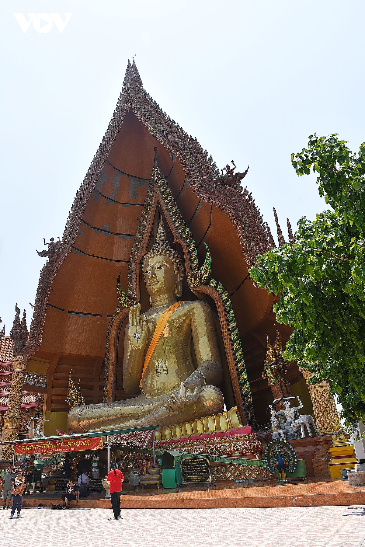 chua wat tham suea, ngoi chua linh thieng ky bi o phia tay xu so chua vang hinh anh 3