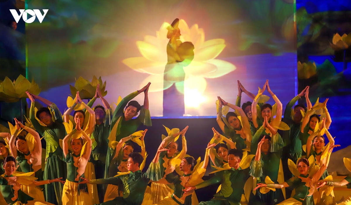 man nhan chuong trinh nghe thuat non thieng yen tu - khi phach ngan nam hinh anh 3