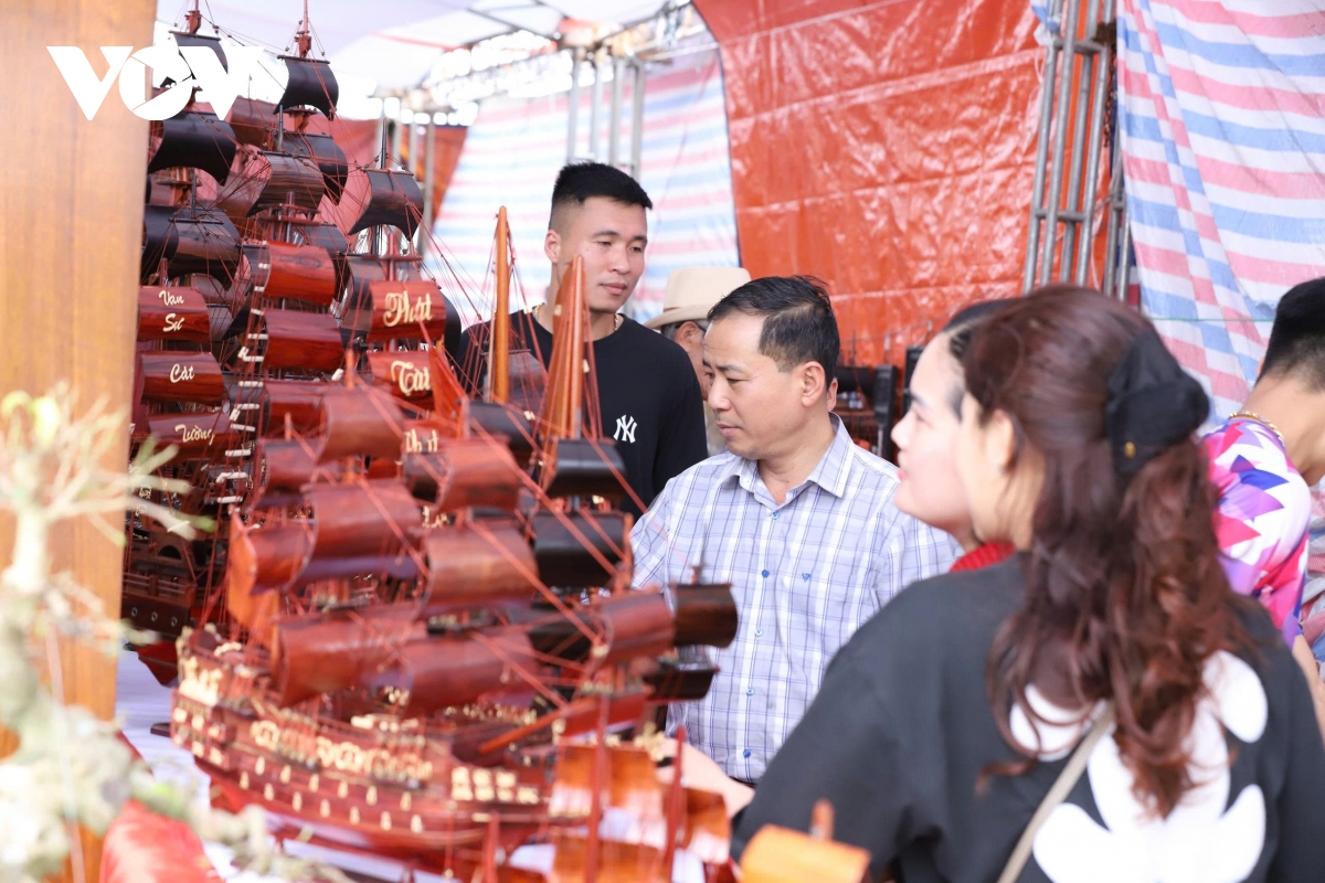 du khach me man ngam tranh, thuong cay, san do co giua hoi khai an Den tran hinh anh 12