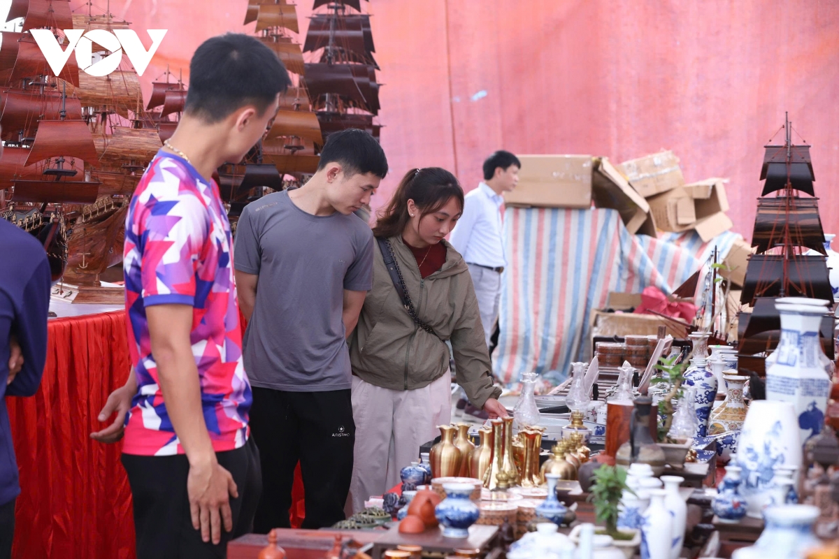 du khach me man ngam tranh, thuong cay, san do co giua hoi khai an Den tran hinh anh 15