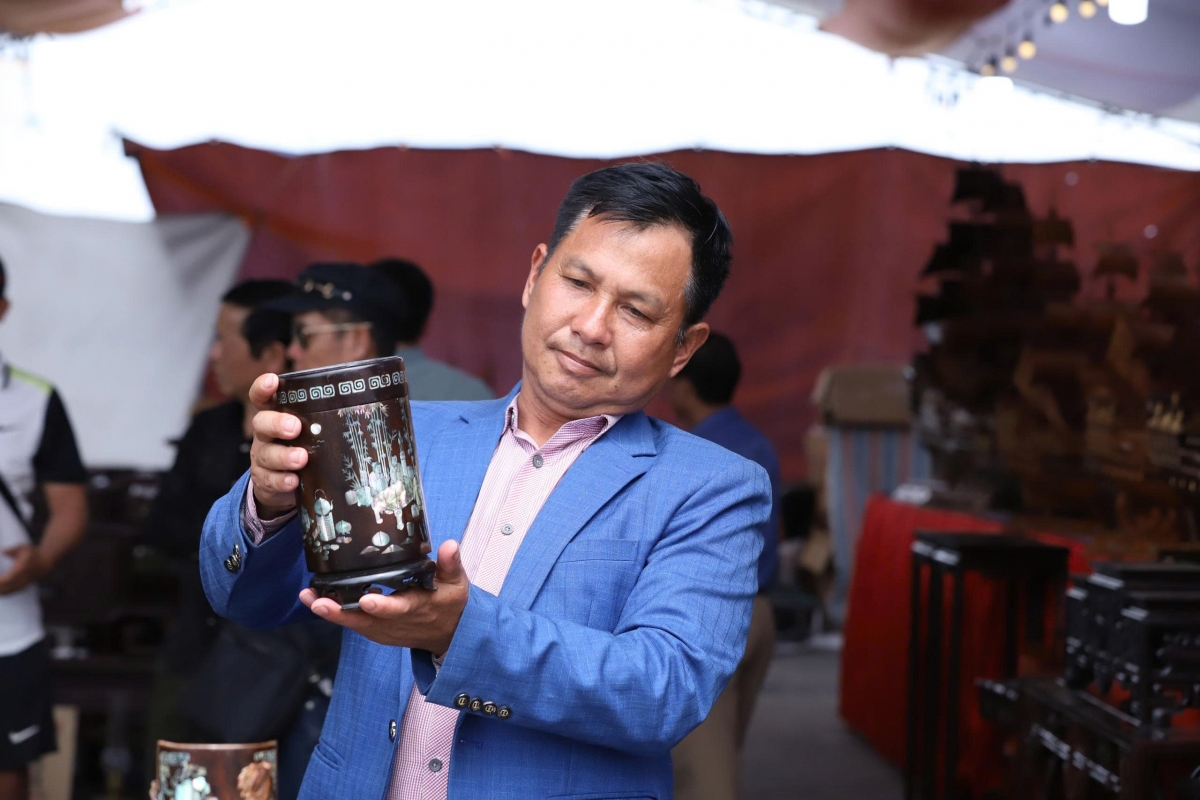 du khach me man ngam tranh, thuong cay, san do co giua hoi khai an Den tran hinh anh 10