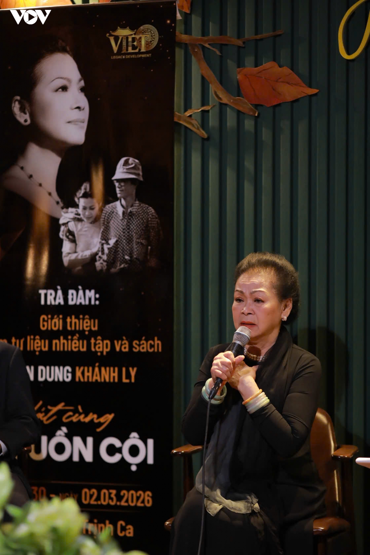 ra mat cuon sach hat cung nguon coi - chan dung khanh ly hinh anh 1