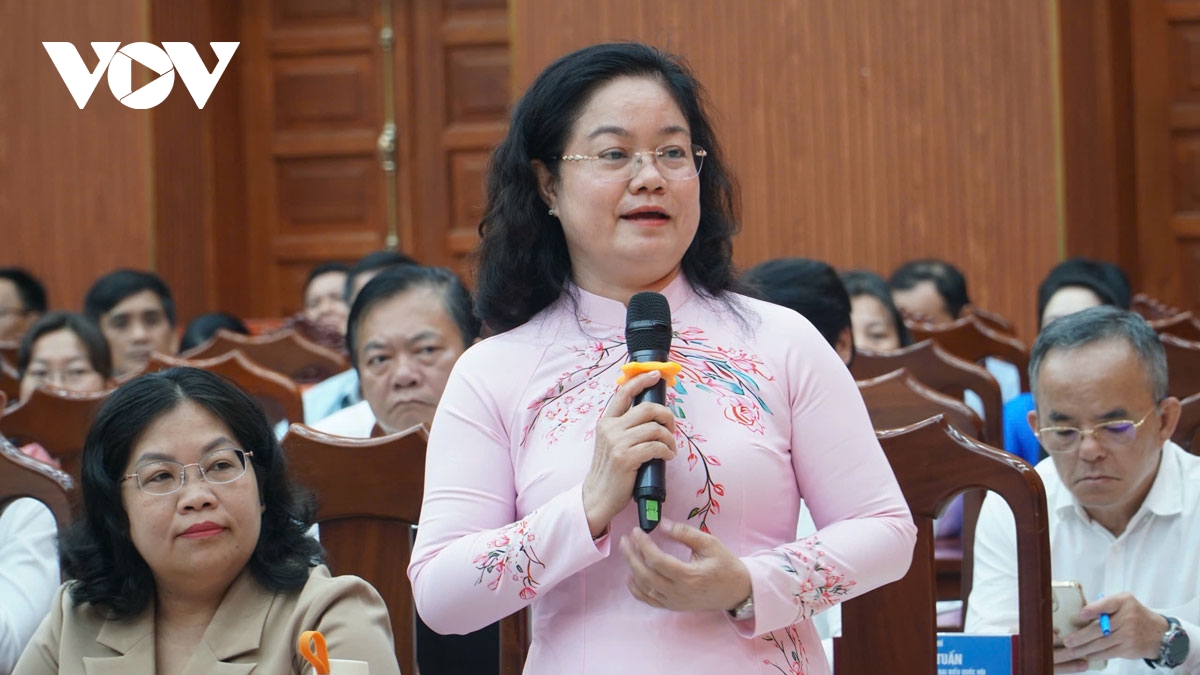tao thuan loi toi da de moi cong nhan tp.hcm deu duoc cam la phieu tren tay hinh anh 2