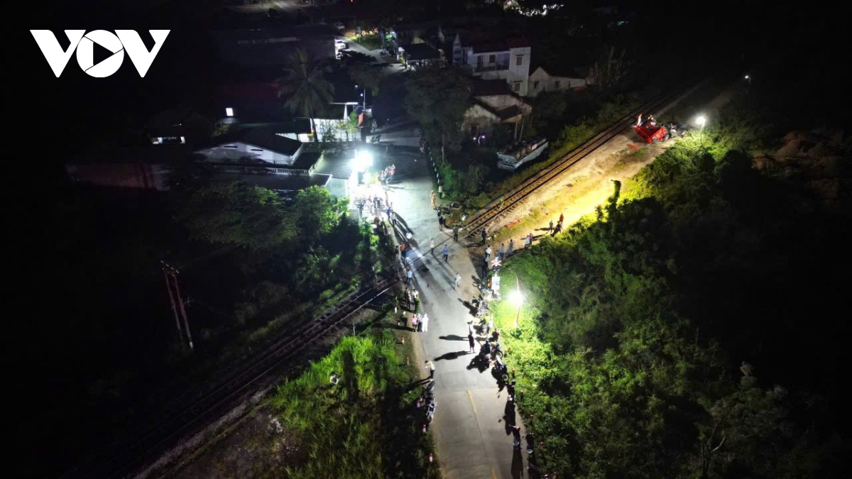 khoi to vu an tai xe container vuot rao chan duong sat gay tai nan voi tau se8 hinh anh 2