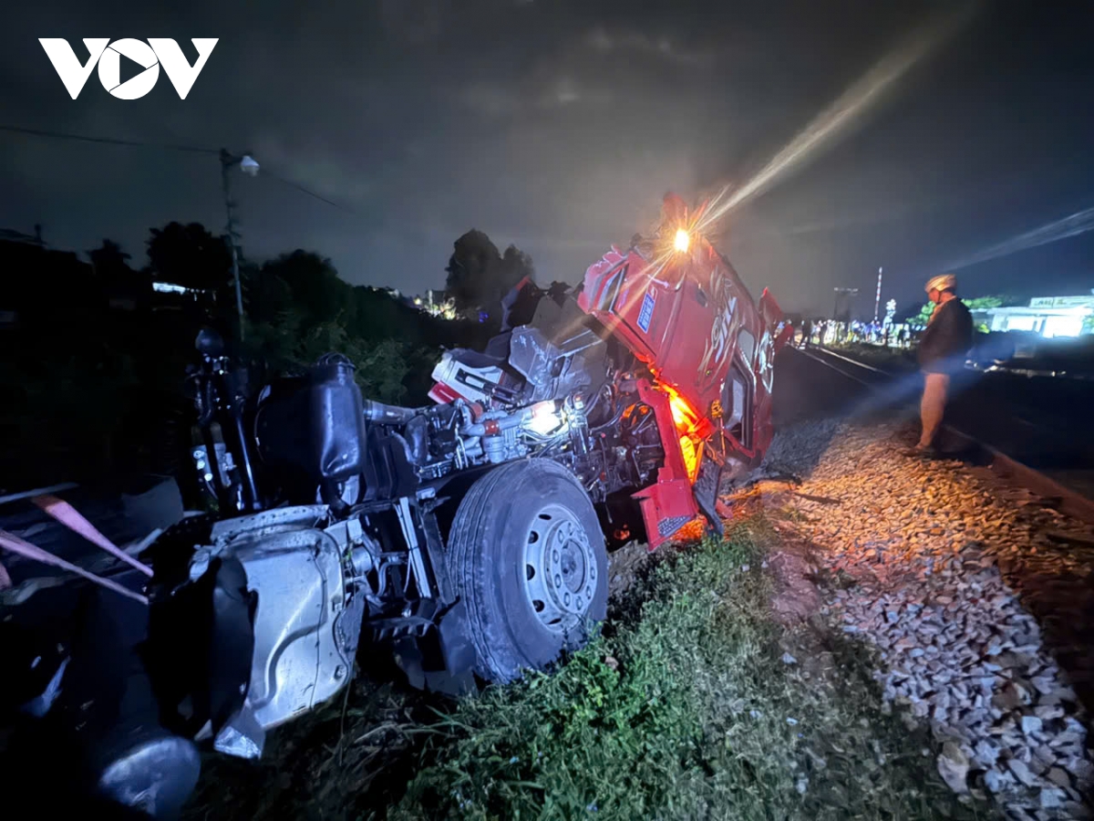 khoi to vu an tai xe container vuot rao chan duong sat gay tai nan voi tau se8 hinh anh 1