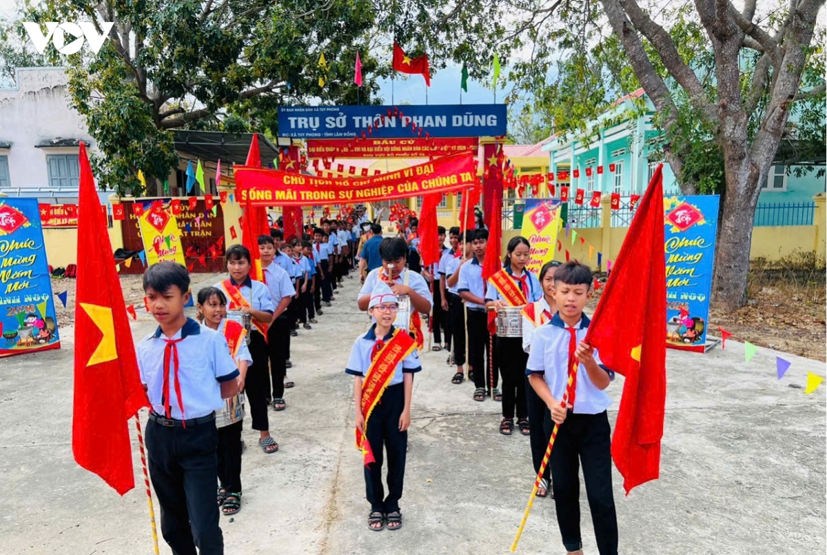 hang tram hoc sinh mien nui lam Dong dieu hanh co dong ngay bau cu hinh anh 1