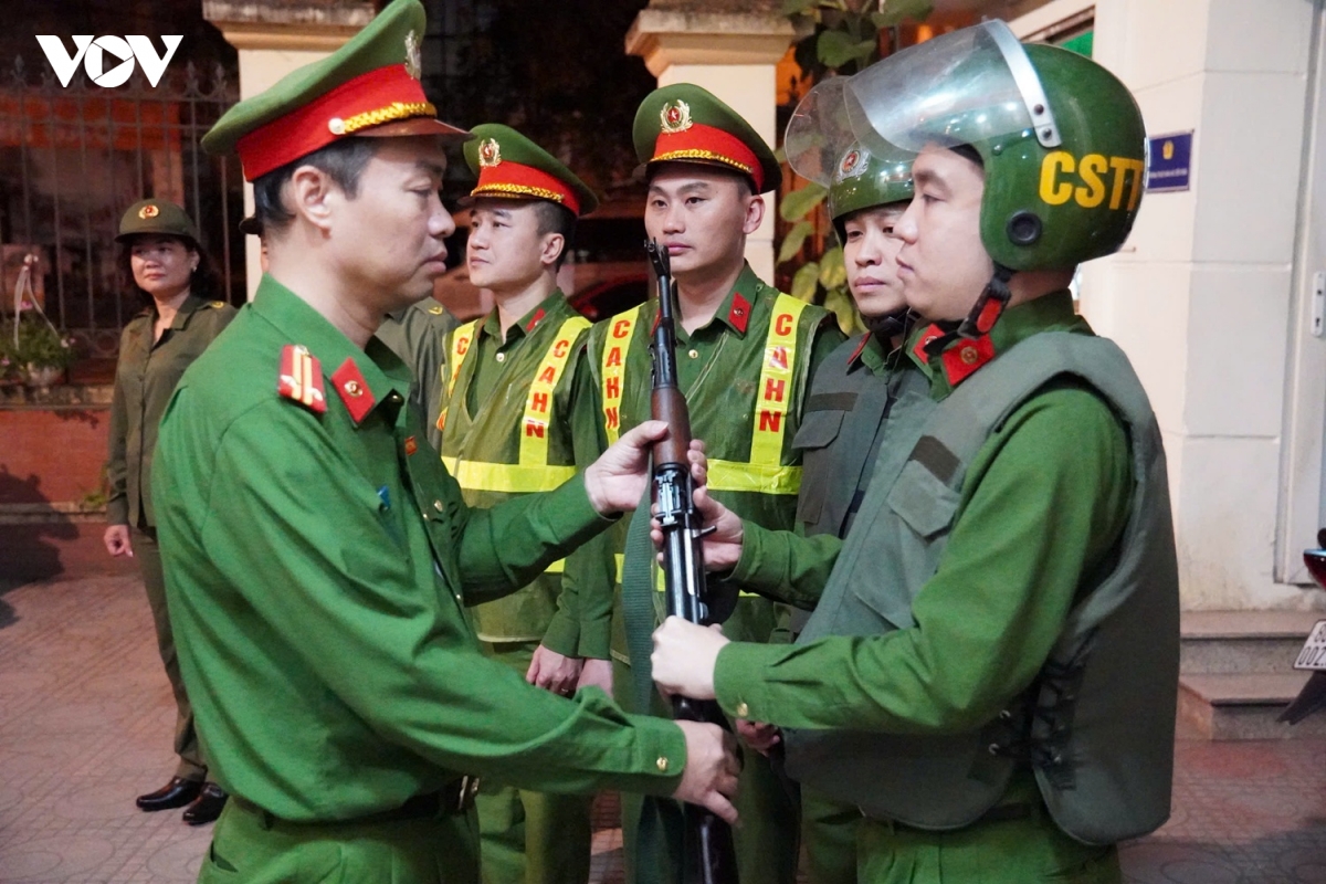 cong an co mat tai tung diem bo phieu de dam bao an toan cho ngay hoi bau cu hinh anh 10