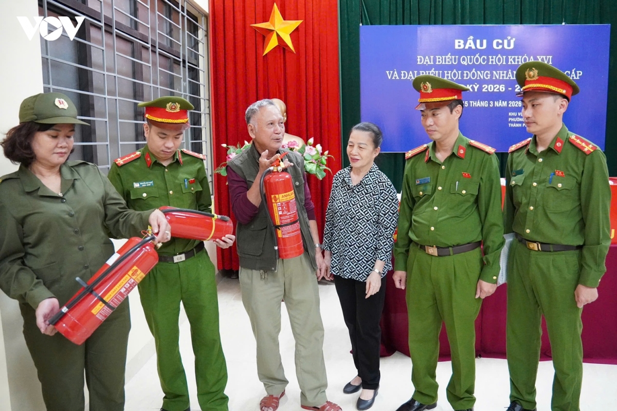 cong an co mat tai tung diem bo phieu de dam bao an toan cho ngay hoi bau cu hinh anh 12