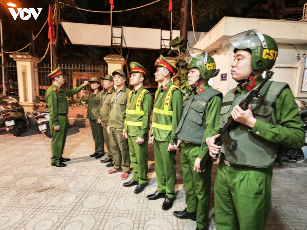 cong an co mat tai tung diem bo phieu de dam bao an toan cho ngay hoi bau cu hinh anh 11