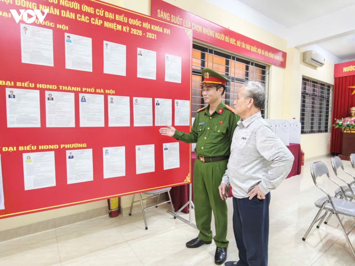 cong an co mat tai tung diem bo phieu de dam bao an toan cho ngay hoi bau cu hinh anh 13