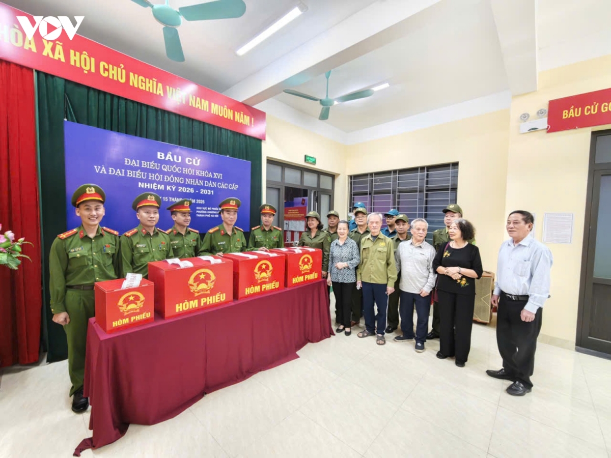 cong an co mat tai tung diem bo phieu de dam bao an toan cho ngay hoi bau cu hinh anh 14