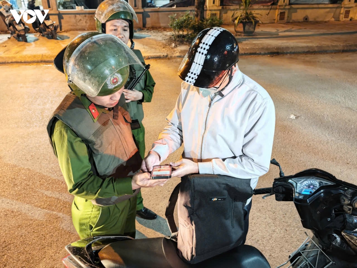 cong an co mat tai tung diem bo phieu de dam bao an toan cho ngay hoi bau cu hinh anh 15