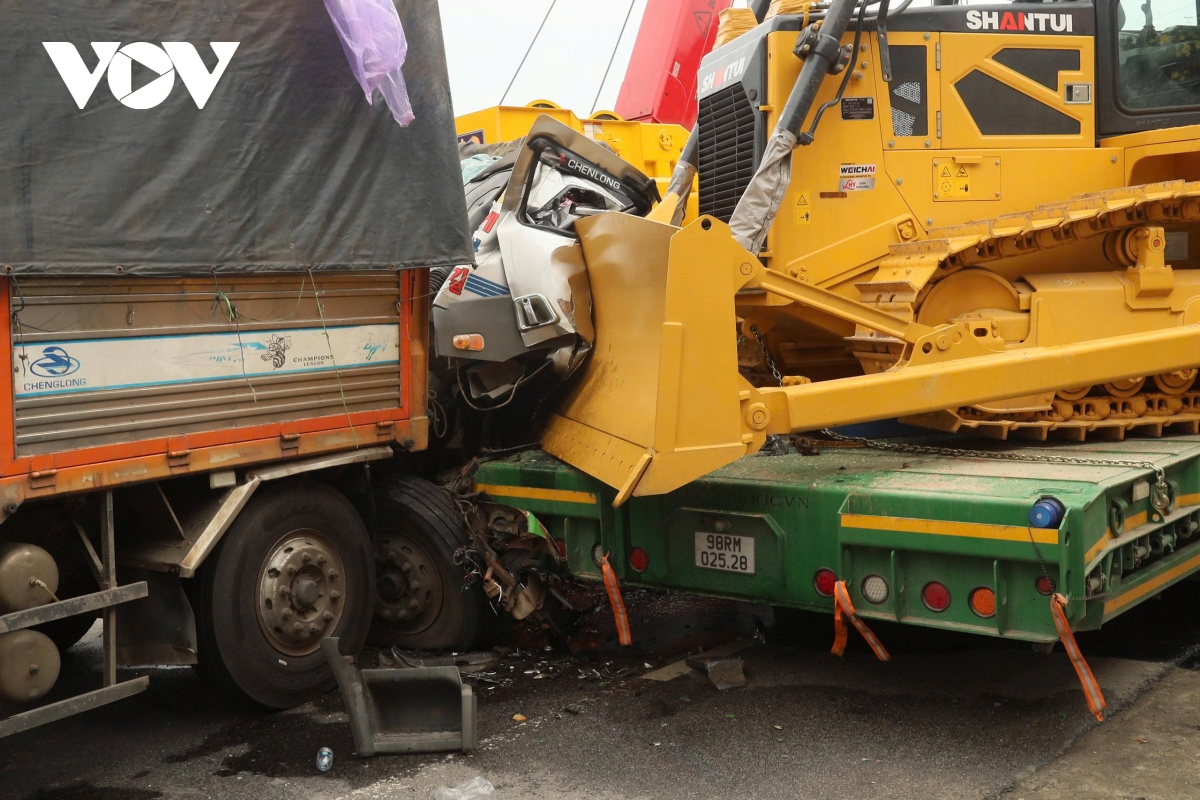 Xe tải tông vào đuôi xe đầu kéo dừng bên đường, 1 người tử vong