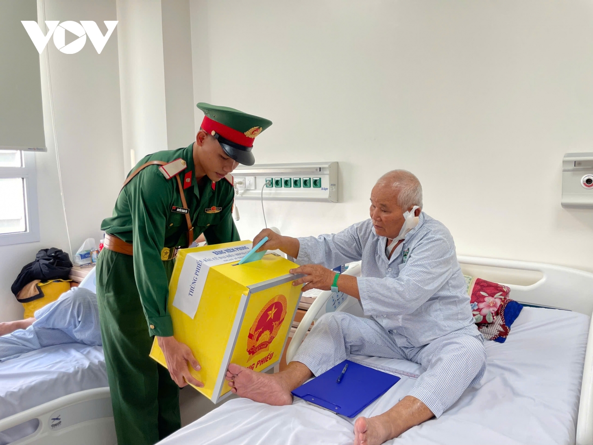 Bầu cử tại TP.HCM: Những lá phiếu đặc biệt từ bệnh viện và cử tri khuyết tật