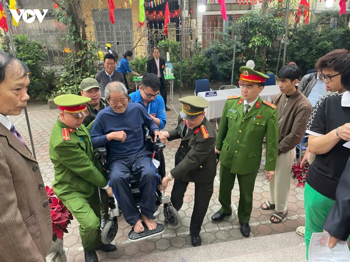Dam bao tuyet doi an ninh trat tu, ho tro bau cu, cong an thu do ra quan 100 hinh anh 3