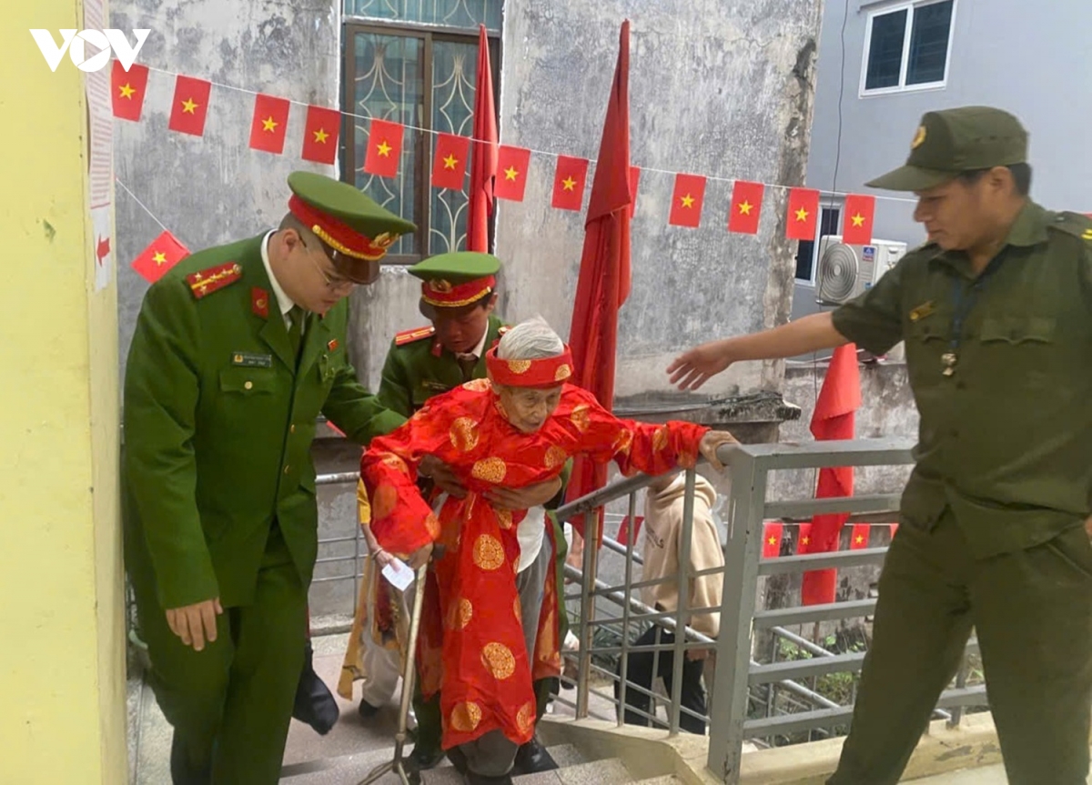 Dam bao tuyet doi an ninh trat tu, ho tro bau cu, cong an thu do ra quan 100 hinh anh 2